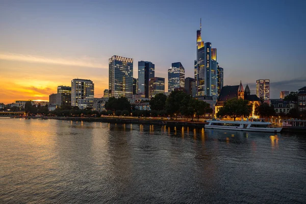 Hessen, Almanya 'da Frankfurt Am Main ufuk çizgisinde gün batımı