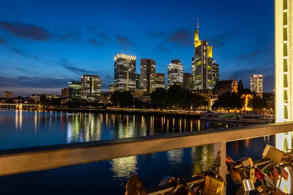 Frankfurt Skyline, Eisener Steg Footbridge 'den görüldü.