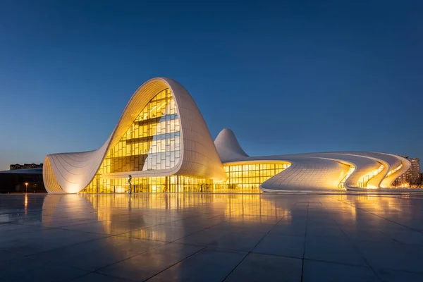 Azerbaycan Bakü 'deki Heydar Aliyev Merkezi mavi saatte görüldü