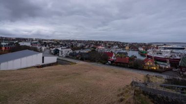 Liman ve şehirle birlikte Faroe Adaları 'ndaki Torshavn' dan gün be gece hızlandırılmış video.
