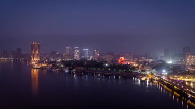 Gece gündüz Kahire, Mısır 'dan Nil nehri ve Gezira Adası' ndan görüntüler.