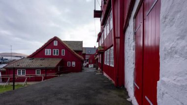 Faroe Adaları 'ndaki Torshavn' da (Tinganes) güzel kırmızı evleri olan eski kasabadan bir klip.