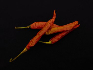 Siyah arkaplanda kırmızı biber