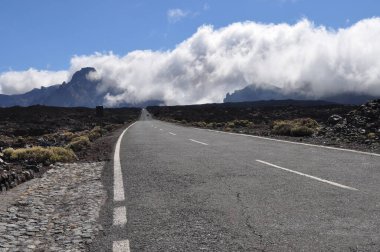 Asfalt yolu bulutlara doğru gidiyor.