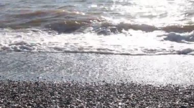 Deniz dalgaları kıyıya yakın