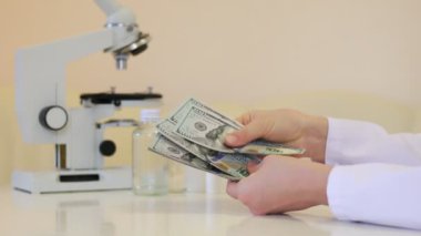 Doktor laboratuvarda para sayıyor..