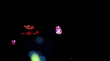 Sanatçı bir lazer ışığı gösterisi sergiliyor. Hafif dansçı hareket ediyor.