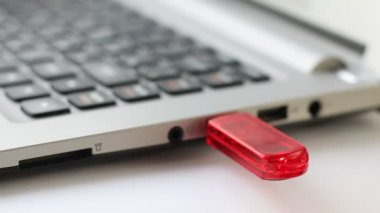 Eklenmiş USB flash diski olan bir dizüstü bilgisayar