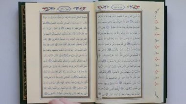 Kur 'an' ın sayfalarını çevirmek - yukarıdan çekim