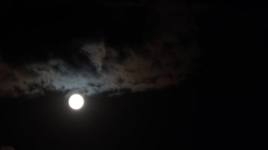 Dolunay Uçan Bulutların Ardında Hareket Ediyor. 4K Zaman Çizelgesi.