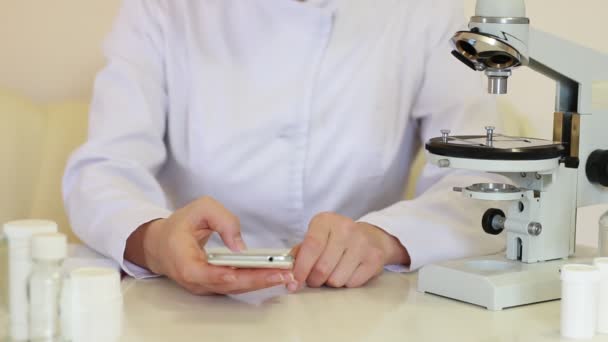 Läkaren Skriver Meddelande Smartphone Laboratoriet — Stockvideo