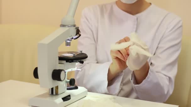 女科学家在实验室戴上手套 — 图库视频影像