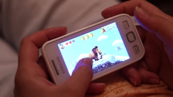 Moscow Russia May 2020 Boy Грають Відеоігри Смартфоні Відеогра Електронна — стокове відео