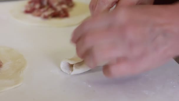 Mujer Cocinando Pastel Forma Triángulo Llamado Samosa Samsa — Vídeos de Stock