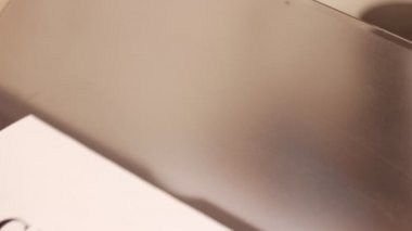 Kağıtta yazılı metnin reddedildiğini iddia ediyor. İddia reddedildi.