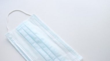 Adam tıbbi yüz maskelerini sayıyor.