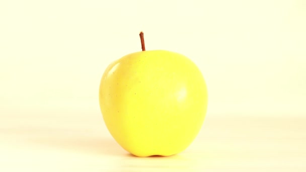 Żółte Jabłko Wirujące Białym Tle Stop Motion Footage — Wideo stockowe