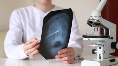 Doktor insan kafasının röntgenini inceliyor.