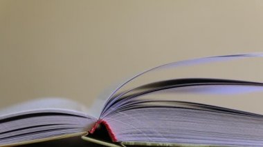 Açık bir kitabın sayfaları - yakın plan görünümü