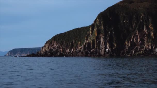 Costa, mar, rocas, acantilado en Kamchatka . — Vídeos de Stock