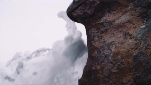 Taşlar, dağ, duvar, kıvılcım, kar, kış — Stok video