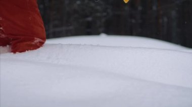 Bacaklar, kar, kış elbisesi, kar yığınları