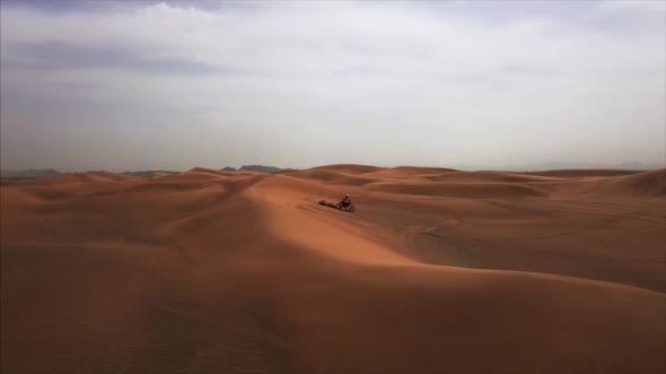 Dyner, öken, sand, natur, resor, motorcyklar, fyrhjulingar — Stockvideo