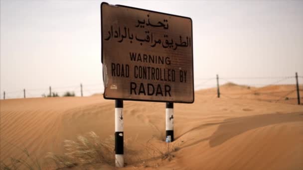Woestijn, verkeersbord, weg, zand, dubai — Stockvideo