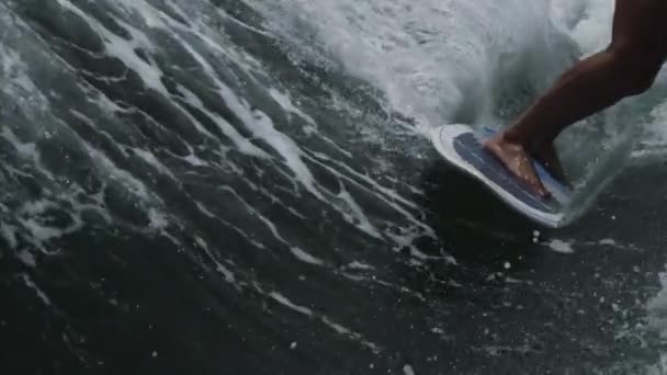 Adam sörf yapıyor ve Dubai 'de bir dalgada yüzüyor. — Stok video