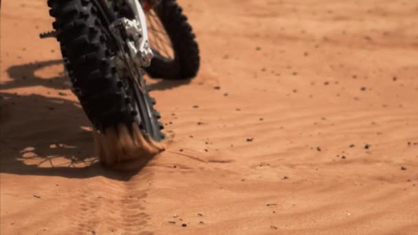 Motocicleta se queda en el desierto — Vídeos de Stock