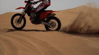 Çöl motorcuları Dubai 'de kumda gezerler.