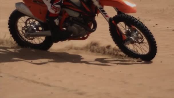 Desert biker rides through the sand in dubai — Stock Video