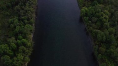 Havai çerçeve, Kamçatka ormanındaki nehir.