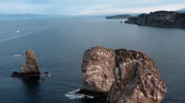 Aero çerçeve kayalar, taşlar, Kamçatka 'daki deniz dağları