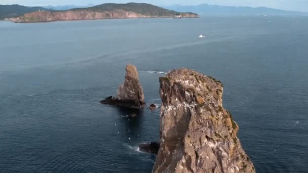 Quadro aero, rochas, pedras, montanhas na água em Kamchatka — Vídeo de Stock