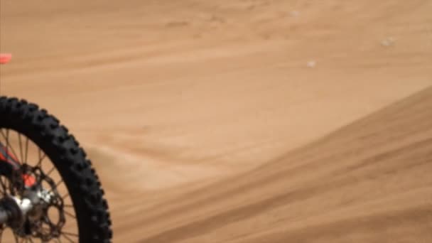 Motorcyclist rides through the sand in the desert in dubai — Stock Video