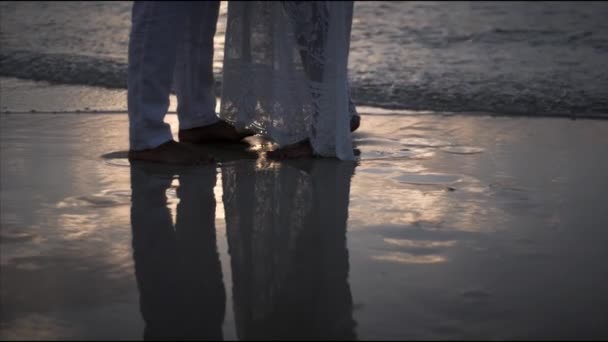 Pies masculinos y femeninos están de pie en la arena en la playa de Dubai — Vídeos de Stock
