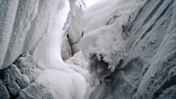 Szkielet kamiennych ścian, góry w śniegu — Wideo stockowe