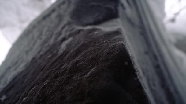 Repisa de piedra de una montaña en la nieve en un bosque de invierno — Vídeos de Stock