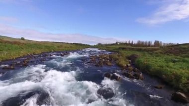 İzlanda 'nın, doğanın, nehrin, seyahatin, tarlanın ve otun havadan çerçevesi