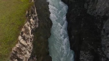 İzlanda 'da, şelalede, nehirde, suda ve doğada