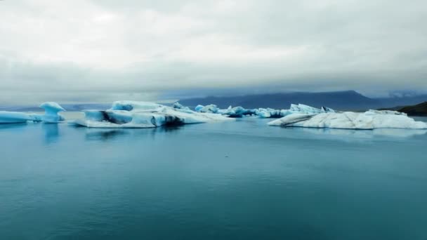 Аэрокадр, водолазы во льдах, на море и в воде — стоковое видео