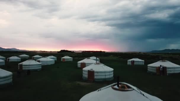 Quadro aero da mongólia, tendas, campo, pôr do sol e natureza — Vídeo de Stock