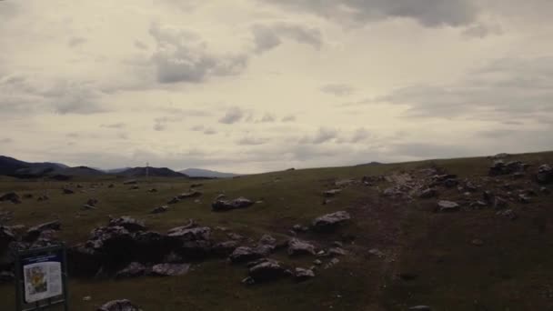 Cadre aérodynamique avec champ, montagnes, rochers, pierres, nature et voyage — Video