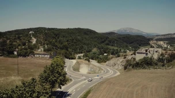 Aero çerçeve Fransa, dağlar, doğa, ağaçlar, yol ve seyahat — Stok video