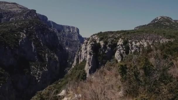 Aero frame Francia, montañas, piedras, rocas, árboles, bosque, naturaleza y viajes — Vídeos de Stock