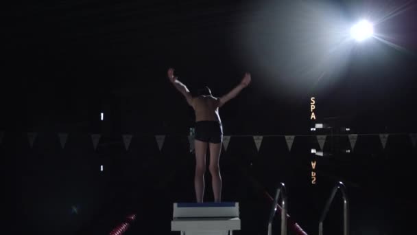 Pływak stoi w basenie nad wodą — Wideo stockowe