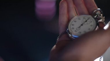 Eller havuzda kronometre tutuyor.