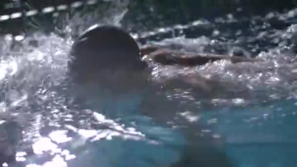 Hombre está nadando en la piscina en el agua — Vídeos de Stock