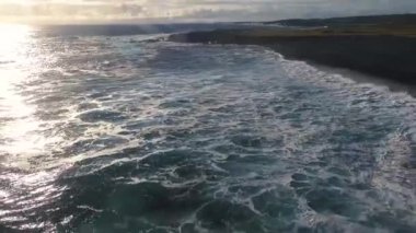 İzlanda 'dan, deniz dalgalarından ve plajdan